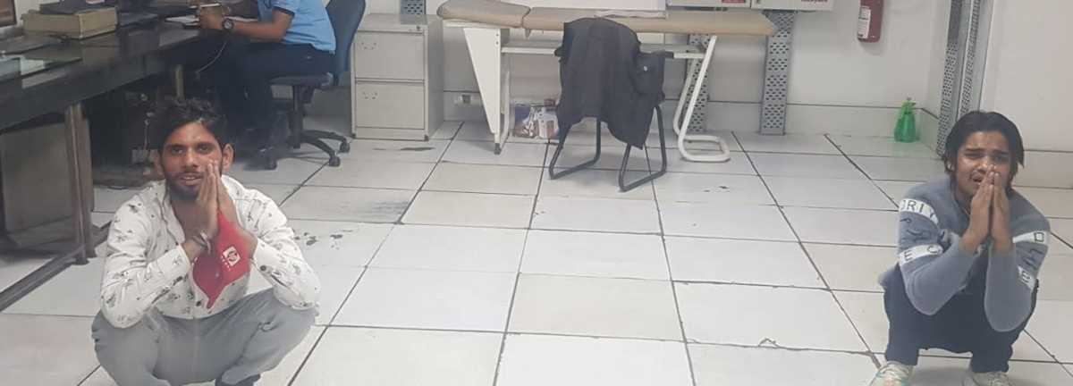 मेट्रो में रंगे हाथों पकड़े गए 2 मोबाइल स्नैचर